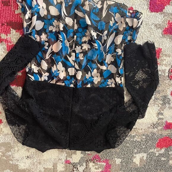 Beautiful new blouse - Picture 2 of 4